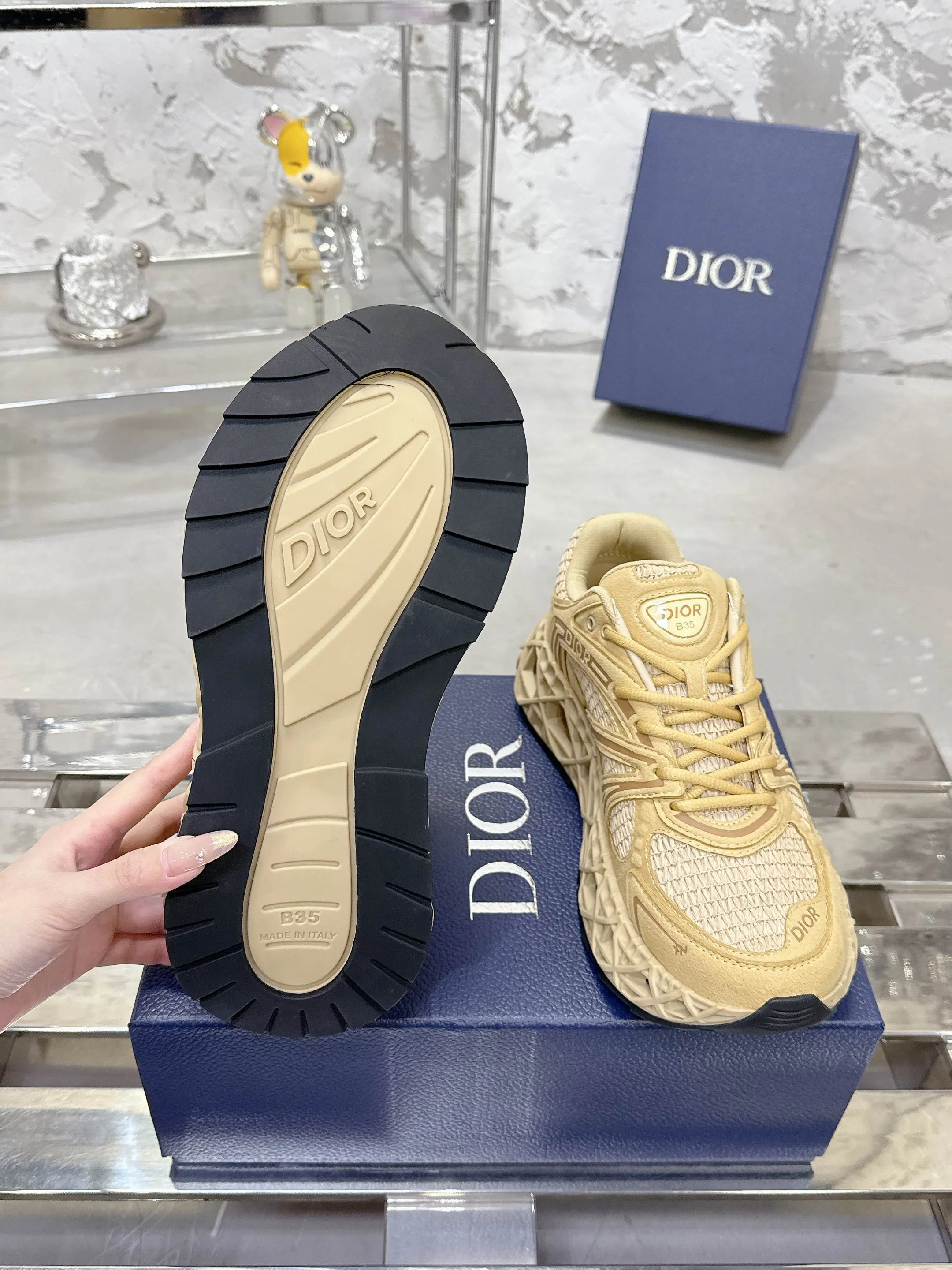Factory price 780💰 Top version! ! ! Dior (B35) DIOR spring and summer men's wear show, the show was held at the Valle de Grasse School in Paris. Kim Jones drew inspiration from the works of South African artist Hylton Nel. The details of the shoes, clog soles and tribal elements, cleverly blended luxury craftsmanship and practicality, with fresh childishness and bright temperament, creating a new season hot spot. Dior KAWA Dior co-branded casual sports shoes reinterpret running shoes with Dior's high-end style. B35 is made of fine-textured leather and mesh fabric materials. It can be worn in all seasons, is comfortable and breathable, and has multiple lines on the shoe body to outline details. It has a full retro three-dimensional feel and can create a casual look all year round! Fabric: Cowhide/customized cloth material Lining: Imported breathable mesh Outsole: Original molded outsole Size: 39-46 (customized at 45.46)
